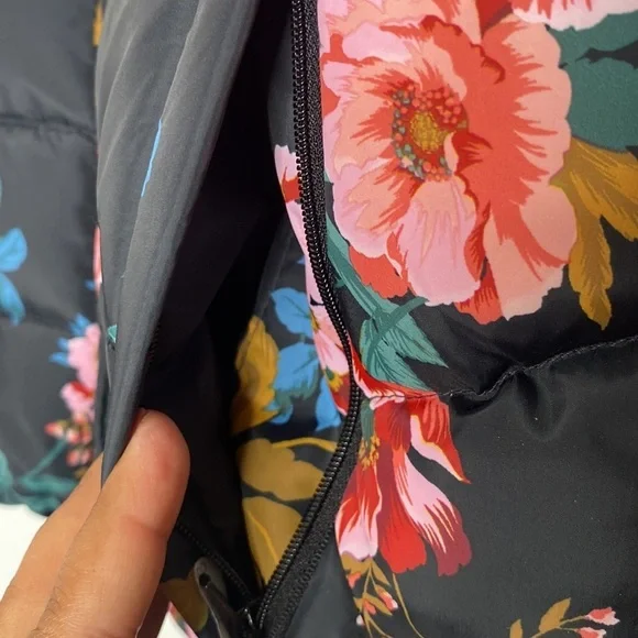 Loft Women's Blue & Pink Floral Print Sleeveless Puffer Vest Casual size Medium - Picture 4 of 9